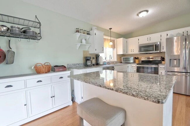 Building Photo - Lots of updated* 4bed*2Bath single family ...