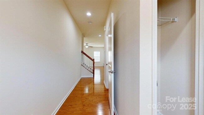 Foto del edificio - 7454 Red Mulberry Way