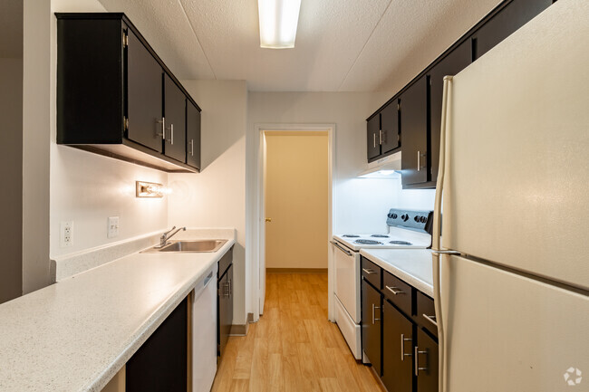 1BR, 1BA - 704SF - Parkview Tower Apartments