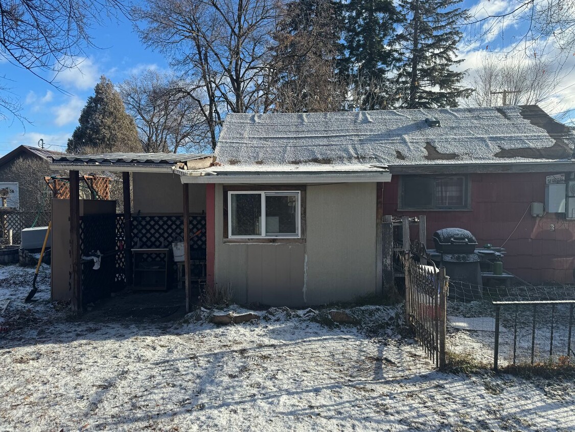 Foto principal - Cozy 1 Bed/1 Bath Home with Shared Yard!