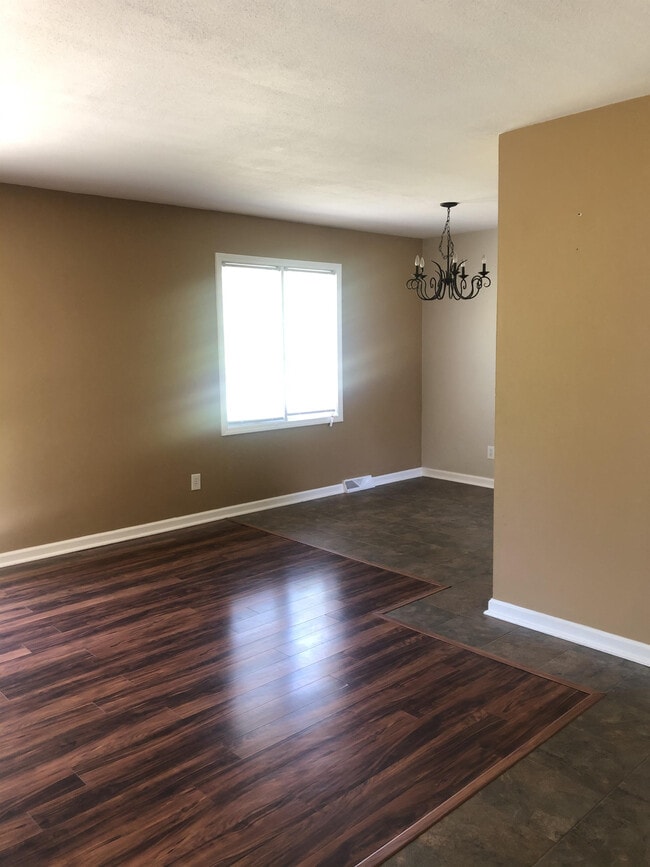 Building Photo - 3915 Camelot Dr SE
