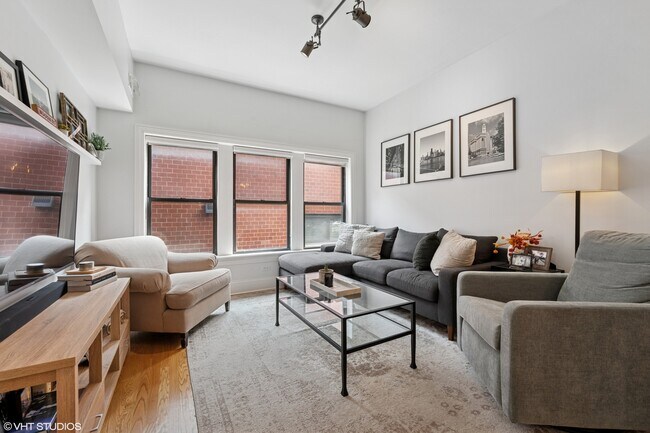 Foto del edificio - 733 W Waveland Ave