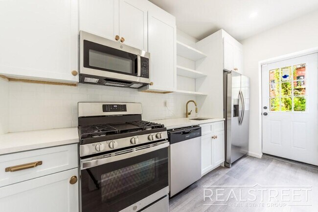 Foto del edificio - Rare & Spacious 4 Bed 4 Bath Duplex with P...