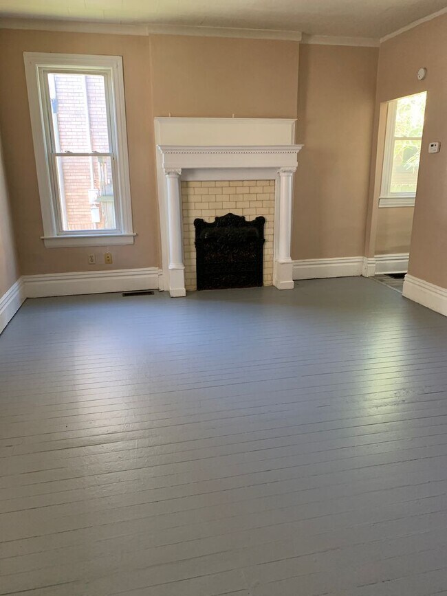 Building Photo - Large 3 Bedroom, 1.5 bath House