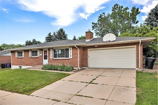 Foto del edificio - Charming 4-Bedroom Home with Finished Base...