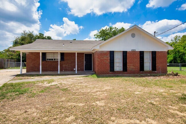 Building Photo - ** 3 bed 2 bath located off Wares Ferry Rd ** call (334) 366-9198 for a showing self tour
