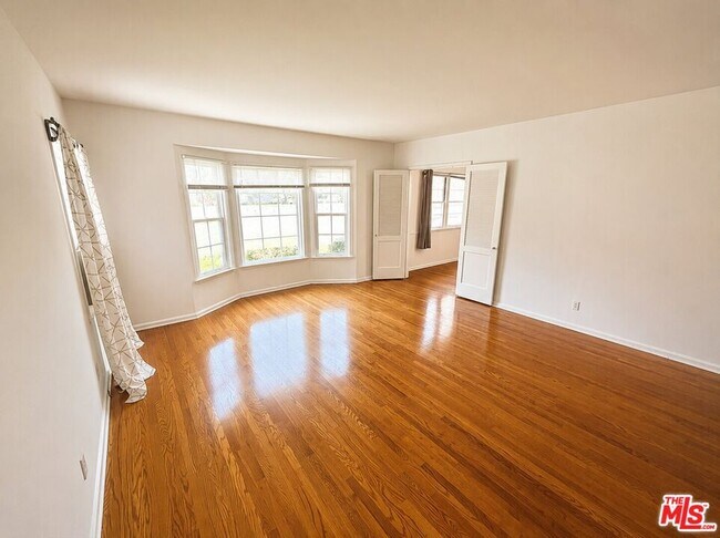 Foto del edificio - 10612 Wilkins Ave