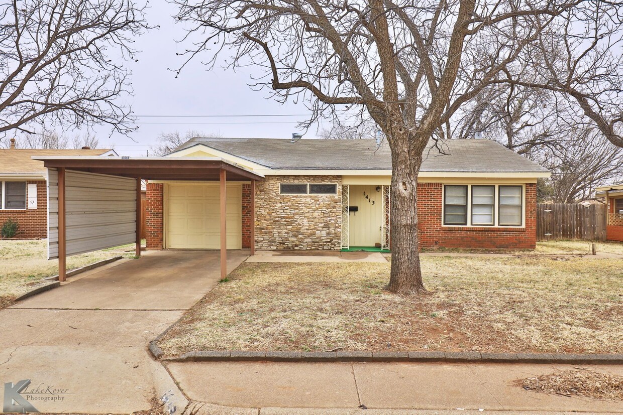 Primary Photo - Complete update! 3 bed, 2 bath, 2 living, ...