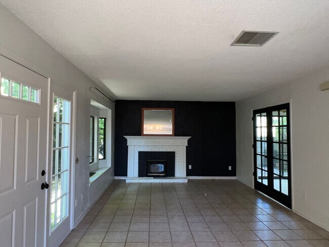 Foto del edificio - Three bedroom, 1.5 bath Townhouse | Available Mid July