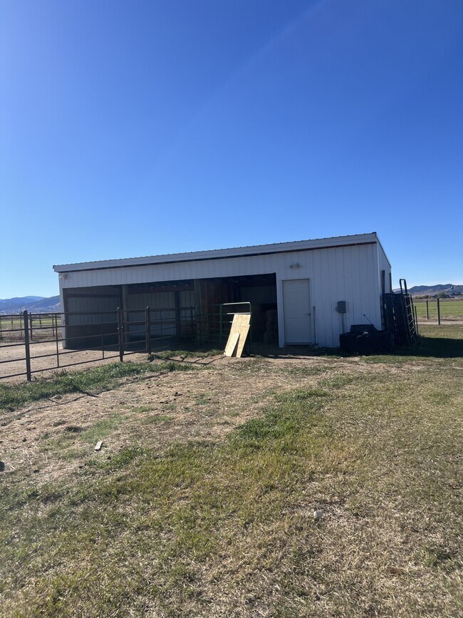 Building Photo - 2621 Labrador Rd