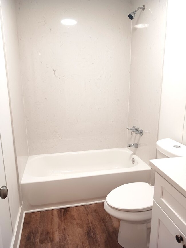 Building Photo - Nice Remodeled One Bedroom Apt available i...