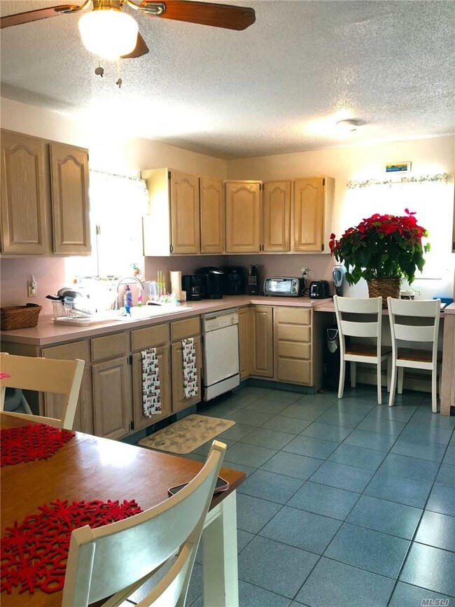 320 17th St, West Babylon, NY 11704 Room for Rent in West Babylon, NY