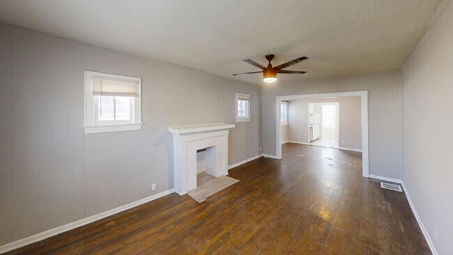 Building Photo - 2 Bedroom 1 Bath Home For Rent! *** 1/2 OF...