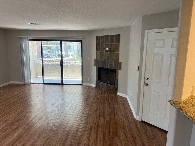 Building Photo - Ground Floor Condo. Granite Kitchen. Upgra...