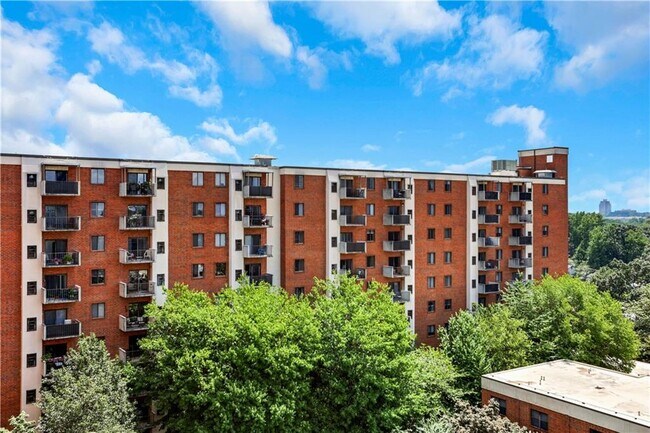 Foto del edificio - 300 Johnson Ferry Rd