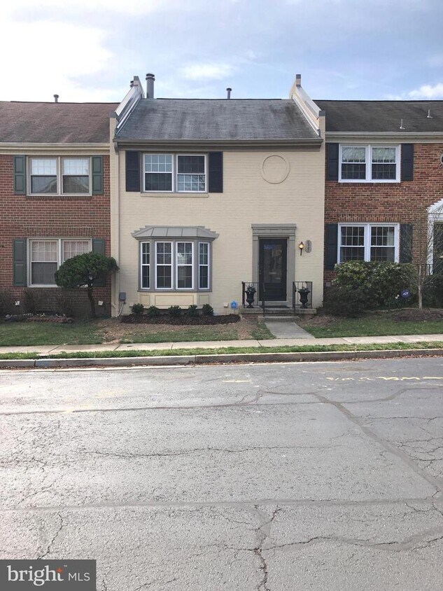 Primary Photo - 8447 Lakinhurst Ln