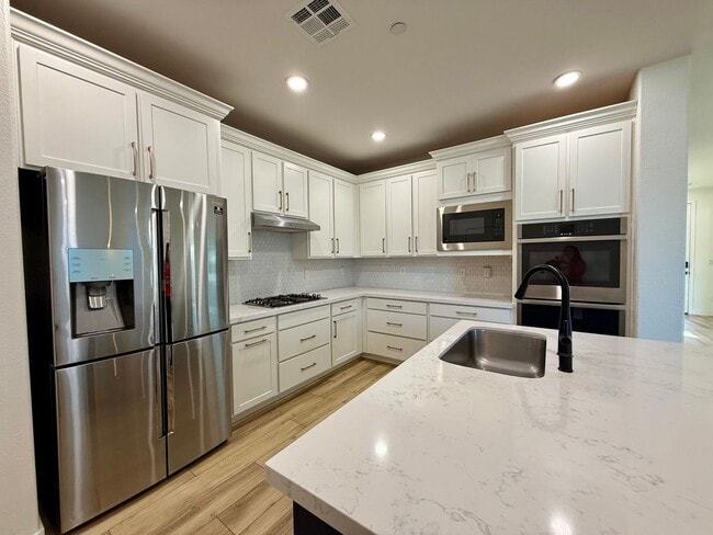 Building Photo - 3/BD 2.5/BA Contemporary Comfort in a Prime Location!