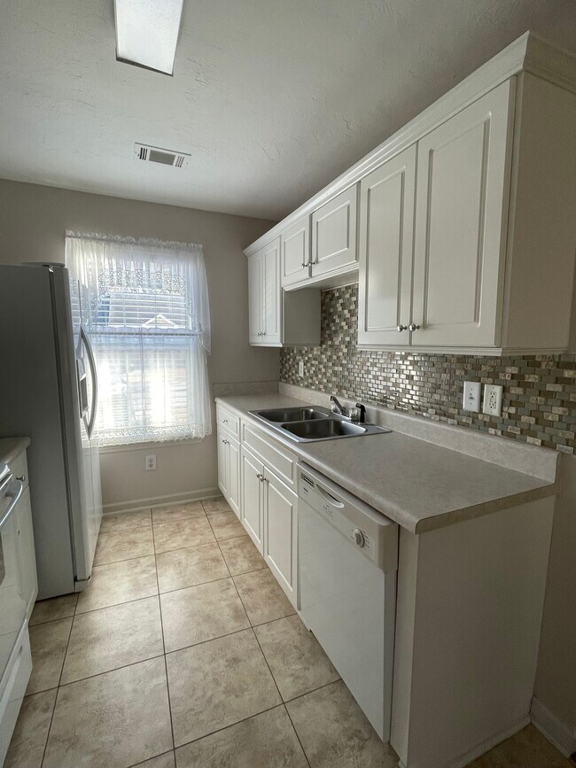 Building Photo - 417 Regency Park Dr