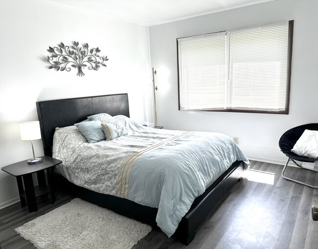 Building Photo - **CREEKVIEW PROPERTIES** OPEN HOUSE 3/7 1-3pm