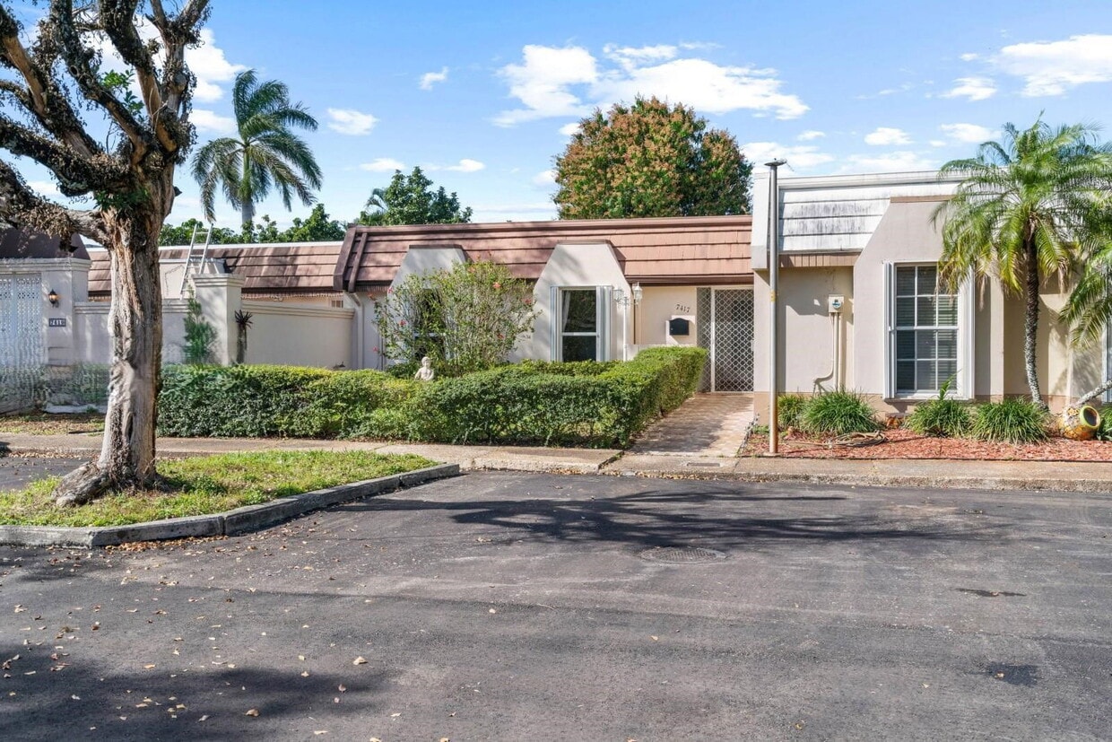 Photo - 7417 Twin Sabal Drive, Miami Lakes, FL 33014 - 3 BR 2 BA Townhouse