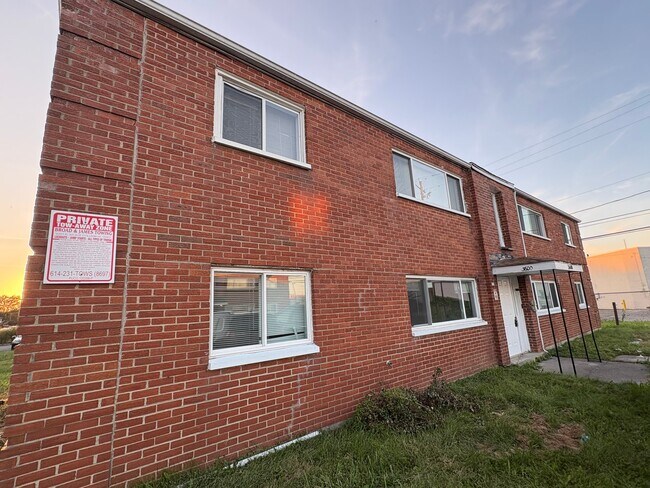 Foto del edificio - 3600 Cushing Dr