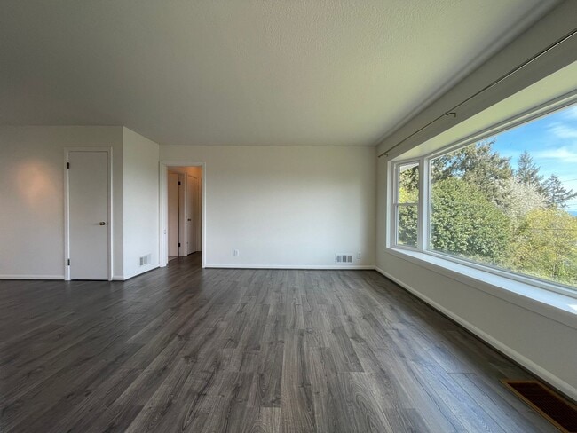 Building Photo - NW 2 Bed 1.5 Bath + Bonus Room - Amazing M...