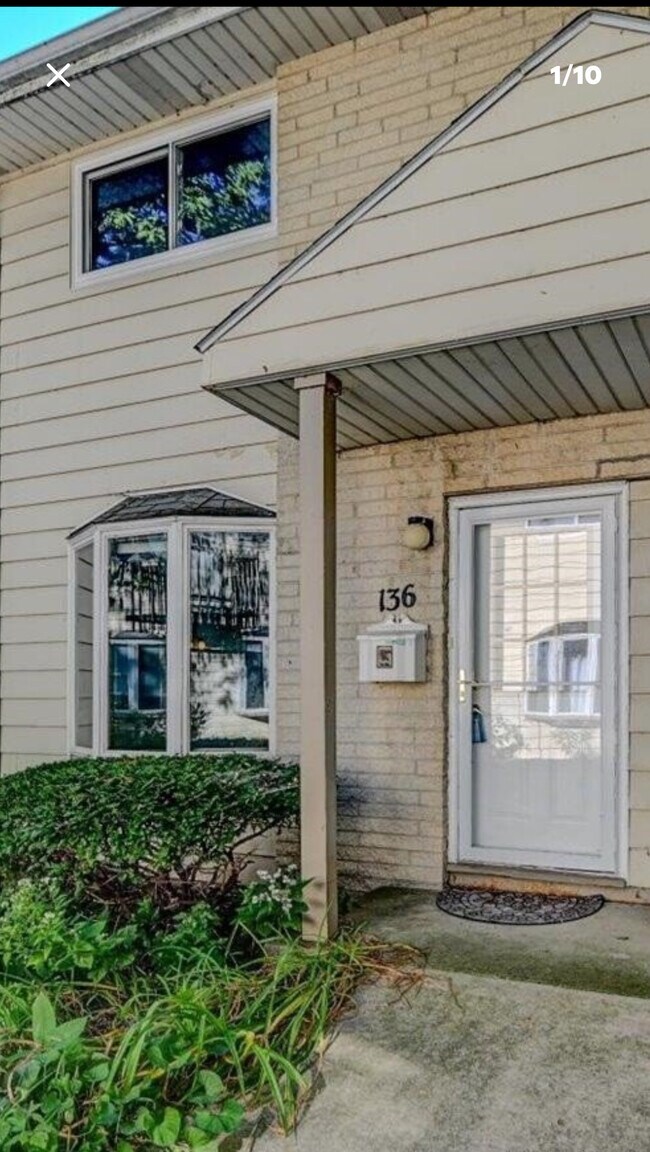 Building Photo - 136 N Lakewood Gardens Ln