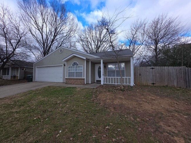 Nice 2 bedroom home with fenced in yard - Nice 2 bedroom home with fenced in yard