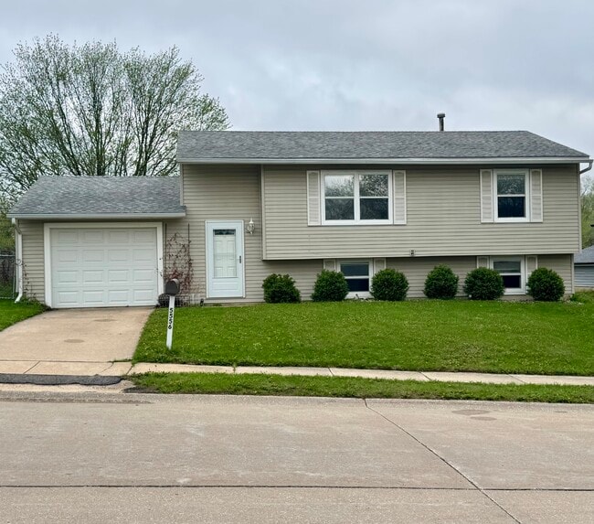 Building Photo - 5556 N Thornwood Ave