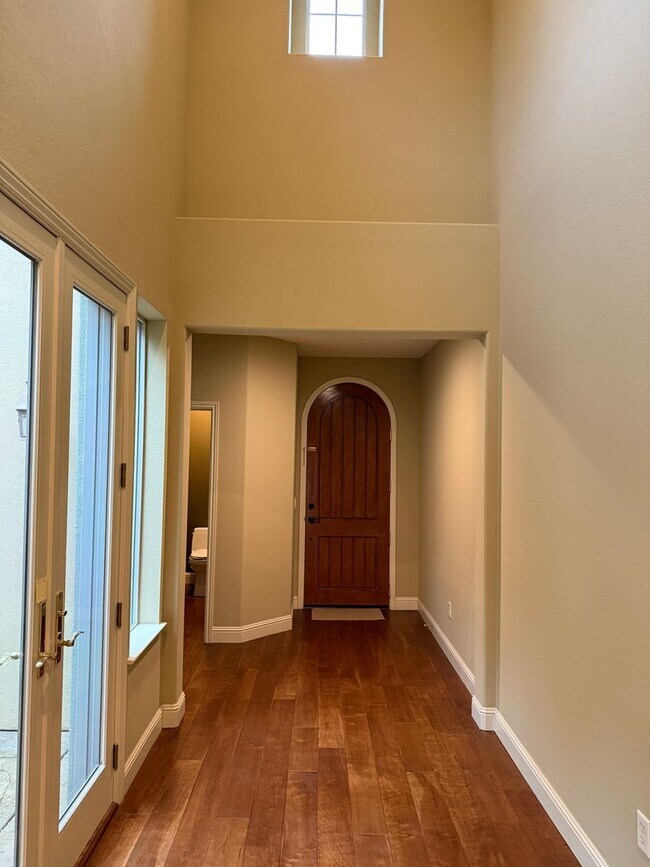 Foto del edificio - Beautiful 3 bedroom plus loft and office in highly sought Serrano community!