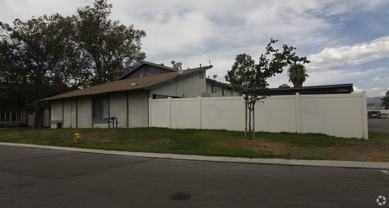 Foto del edificio - 16821 Village Ln