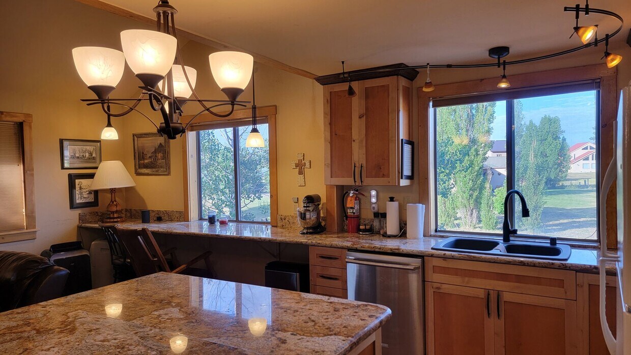 Primary Photo - Spacious Apartment on Lake Hatcher **Rent ...