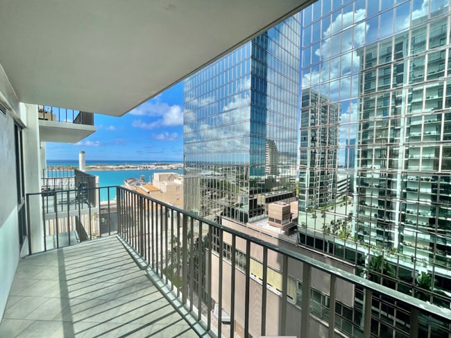 Building Photo - 225 Queen St