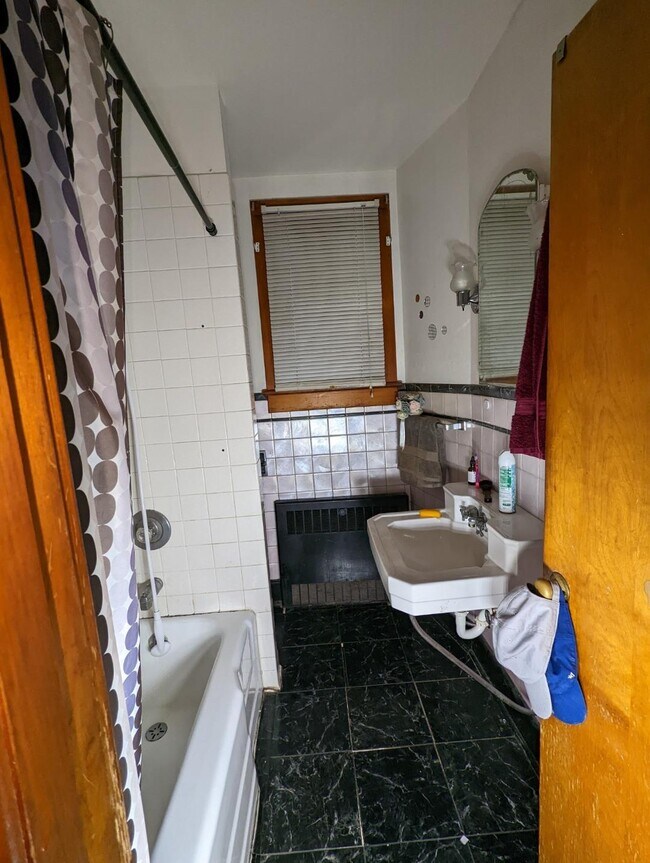 Full Bathroom - 1001 Oxford St