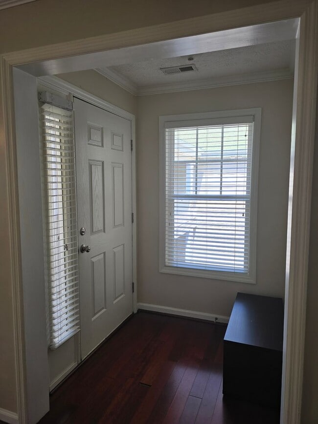 Building Photo - NEW LISTING!!!!!
