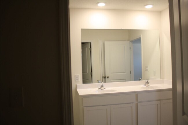 Building Photo - Oak Ridge 37830 - 4 bedroom, 2.5 bath home...