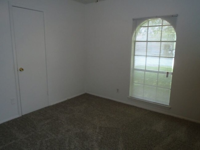 Building Photo - 6529 Bernadine Dr