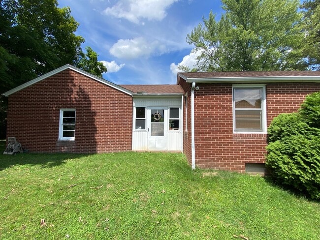 Building Photo - 5920 Island Dr NW