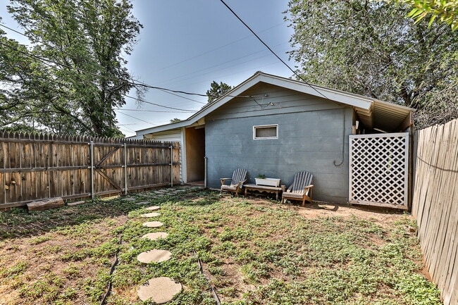 Building Photo - 1 Bedroom with Private Yard