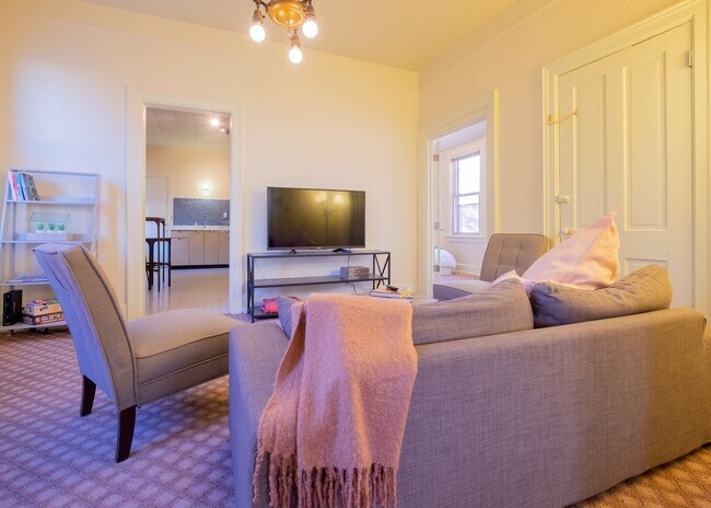 Foto del edificio - Fully furnished 2br Right on Brady Street!