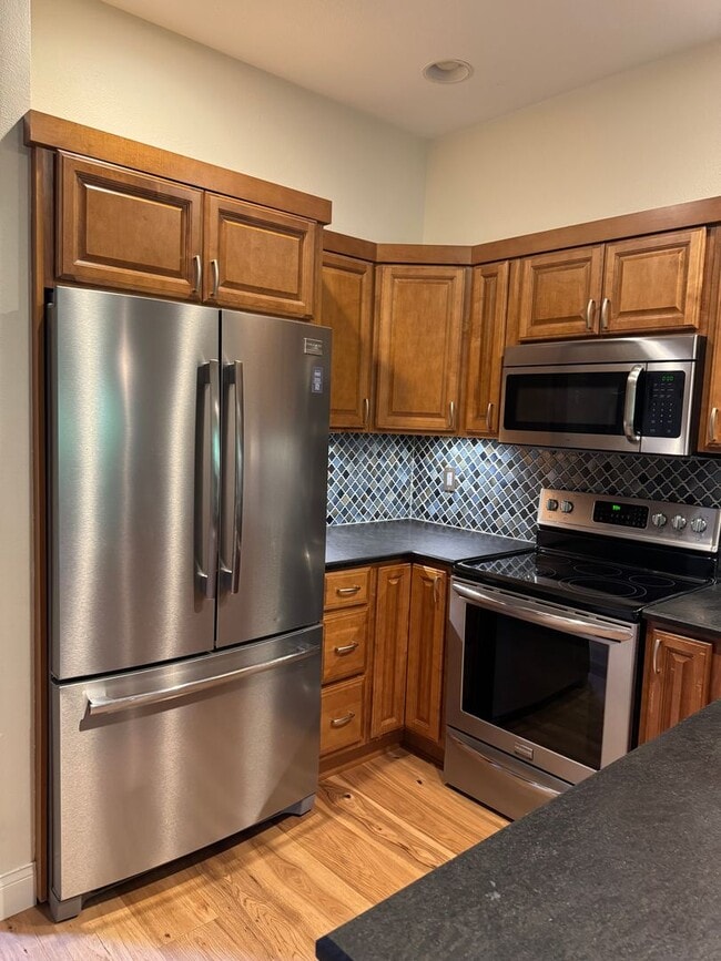 Building Photo - Gorgeous Townhome with W/S/G AND Gas!