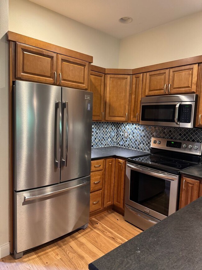 Foto del edificio - Gorgeous Townhome with W/S/G AND Gas!