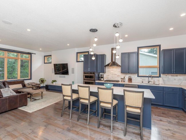 Building Photo - 435 Bernard St E