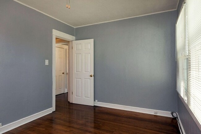 Building Photo - 3 Bed 1 Bath - Close to Downtown