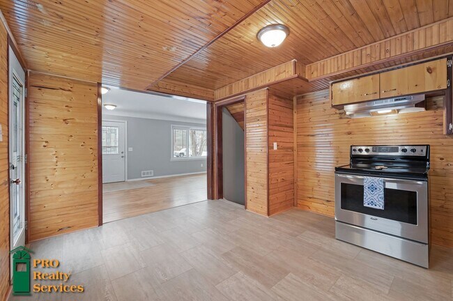 Building Photo - 4 Bedroom Home **1 Month Free with a March...