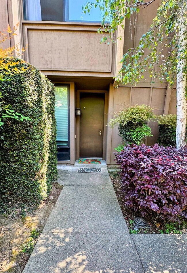 Foto del edificio - 2224 Woodside Ln