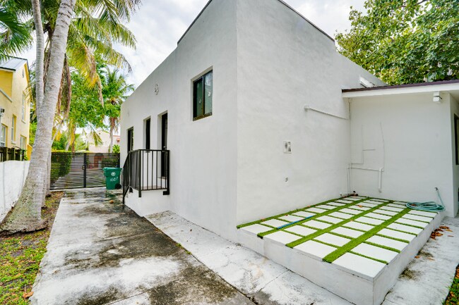 Foto del edificio - 1687 SW 11th St