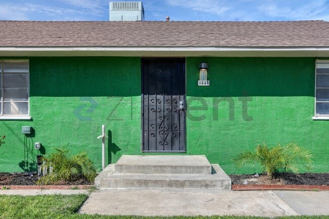 Building Photo - 1335 E Brown Ave