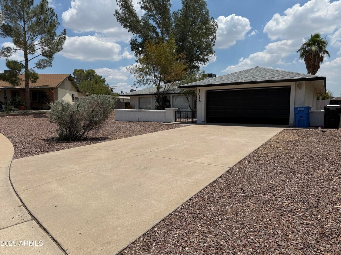 Primary Photo - 1019 E Rowlands Ln