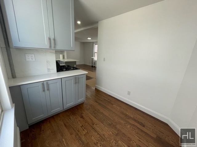 Building Photo - Newly Renovated, Beautiful 3 Bedroom Apt i...